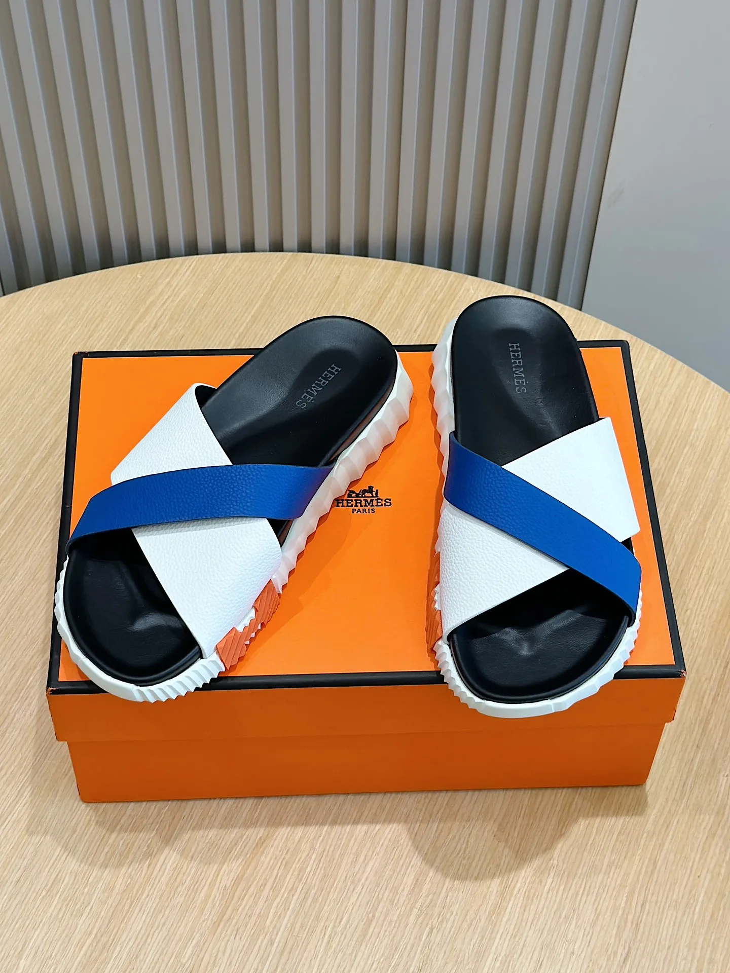 [HERMÈS] Top men's shoes 💰: 340💰 Size: 39-44 (38.45 46 custom-made) Herme*H Home Hermès Men's Sandals and Slippers - Original Replica Purchase the original version and make it one to one, the outsole is privately modeled, and the outsole color corresponding to each color is the same as the original version. Come to those who know the stuff 💪 The ultra-light soles are designed in contrasting colors, and they feel so comfortable on your feet! Calfskin, cowhide feet, private mold outsole.